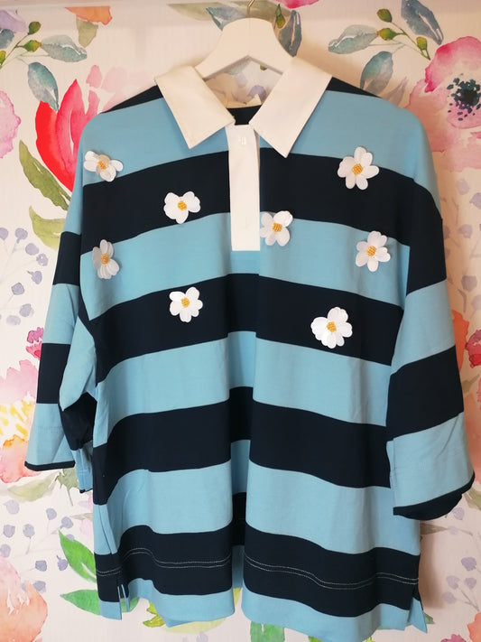 Polo over righe e fiori blu