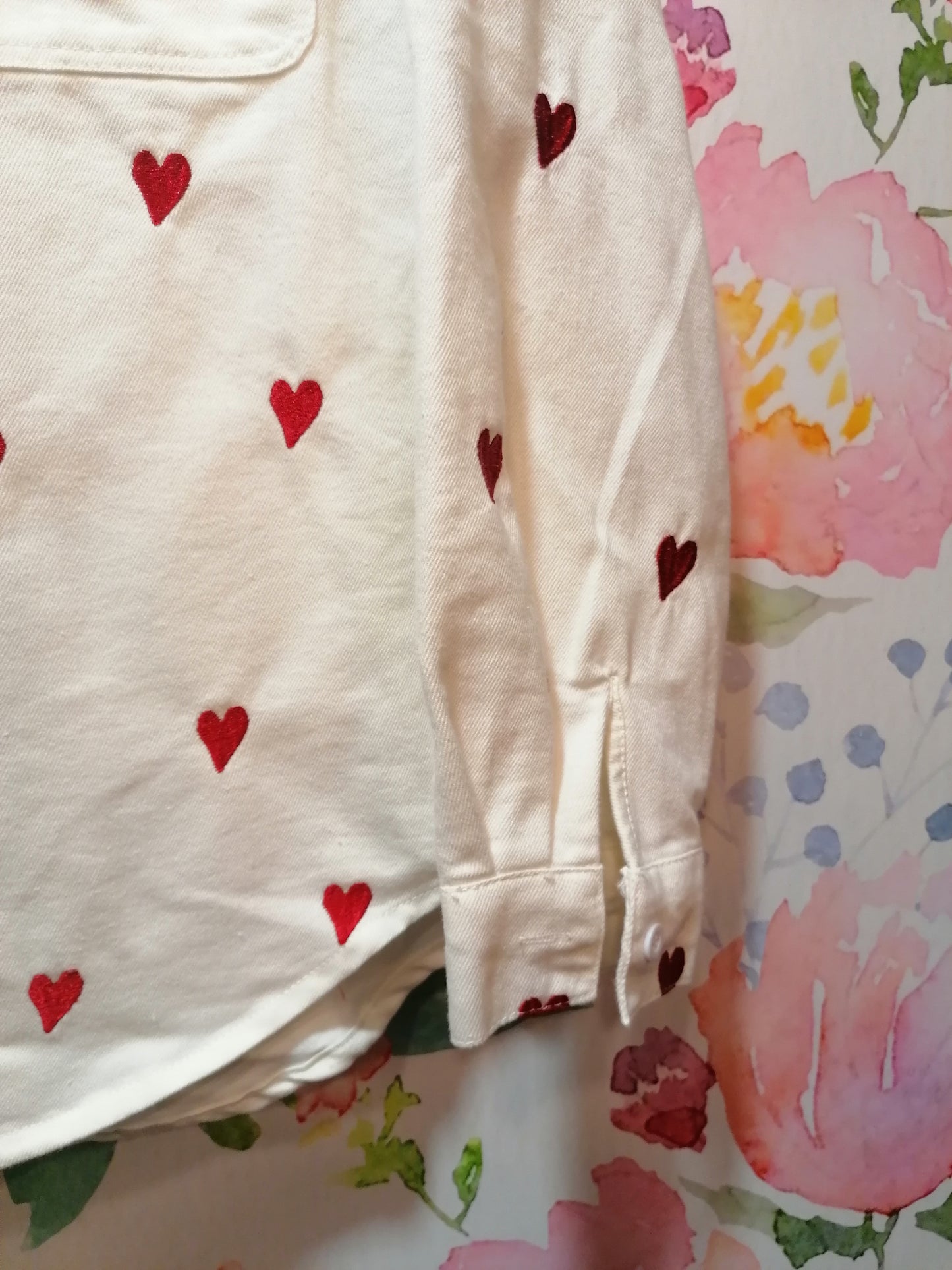 Overshirt camicia strutturata denim con cuori ricamati rosa