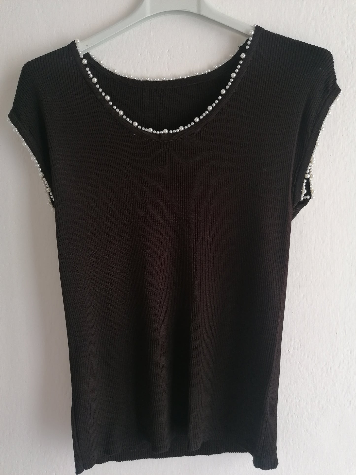 T-shirt riga di perline