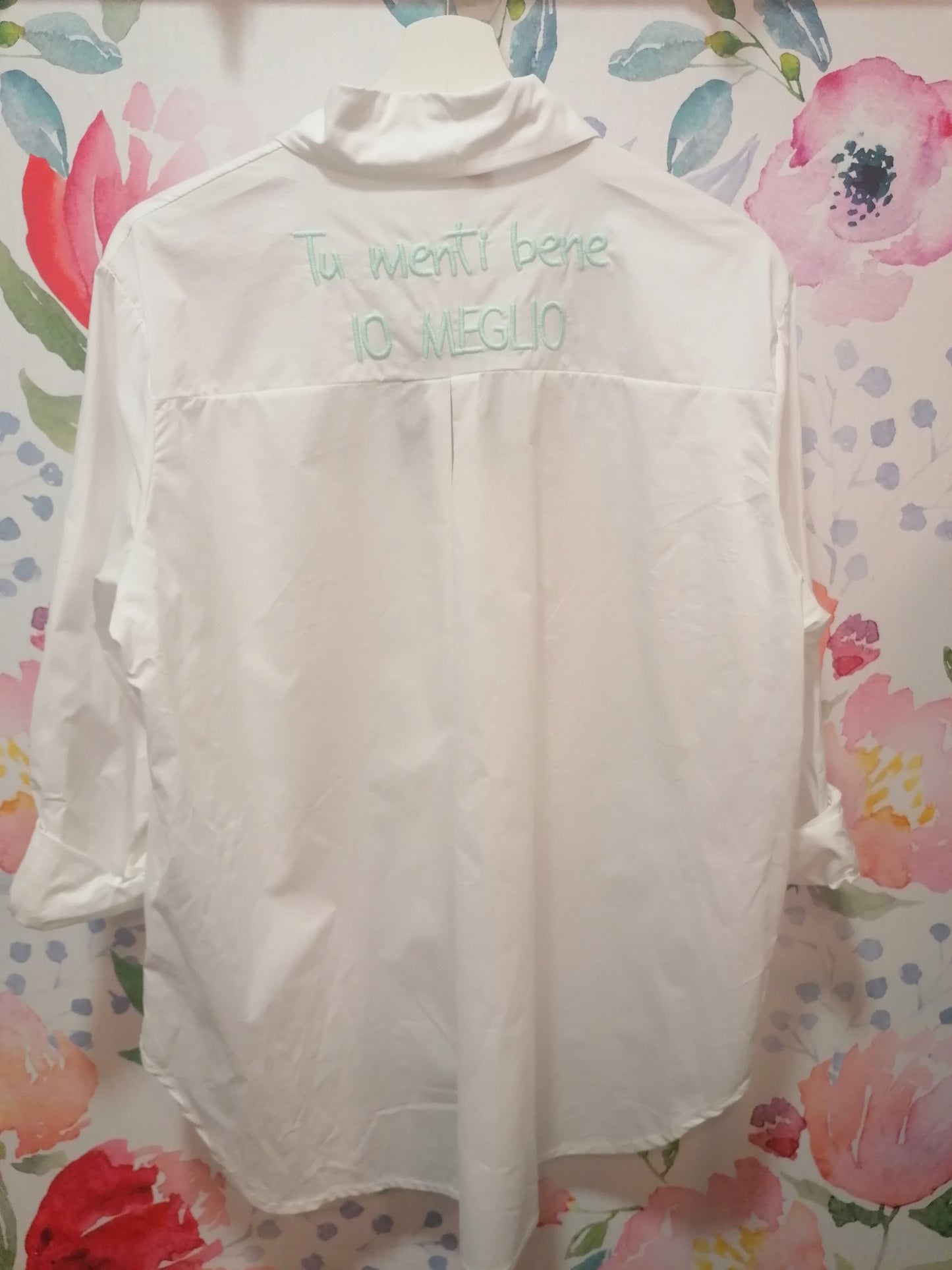 Camicia con scritta ricamata "Tu menti bene IO MEGLIO"