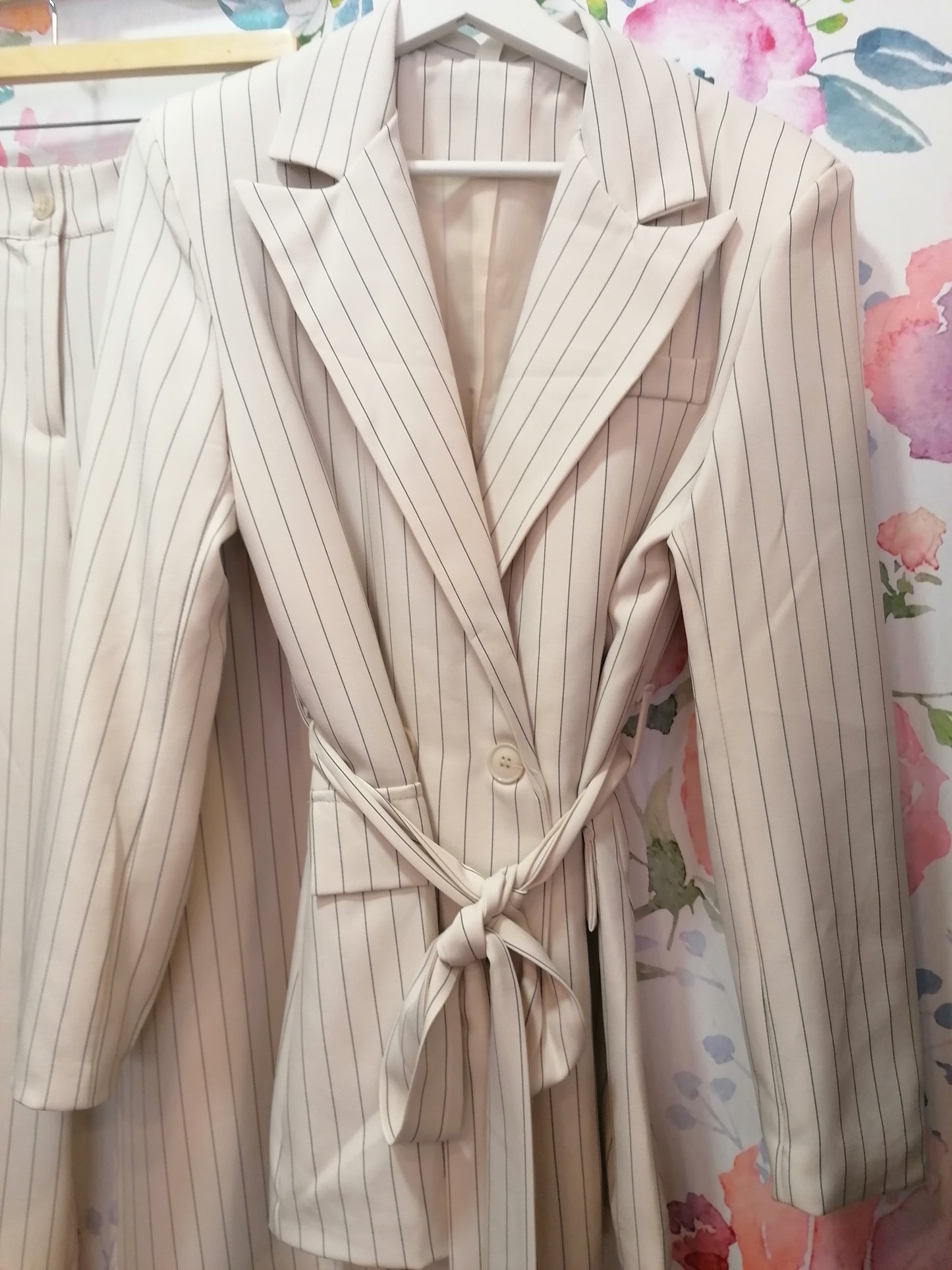 Completo elegante rigato blazer + pantalone palazzo burro