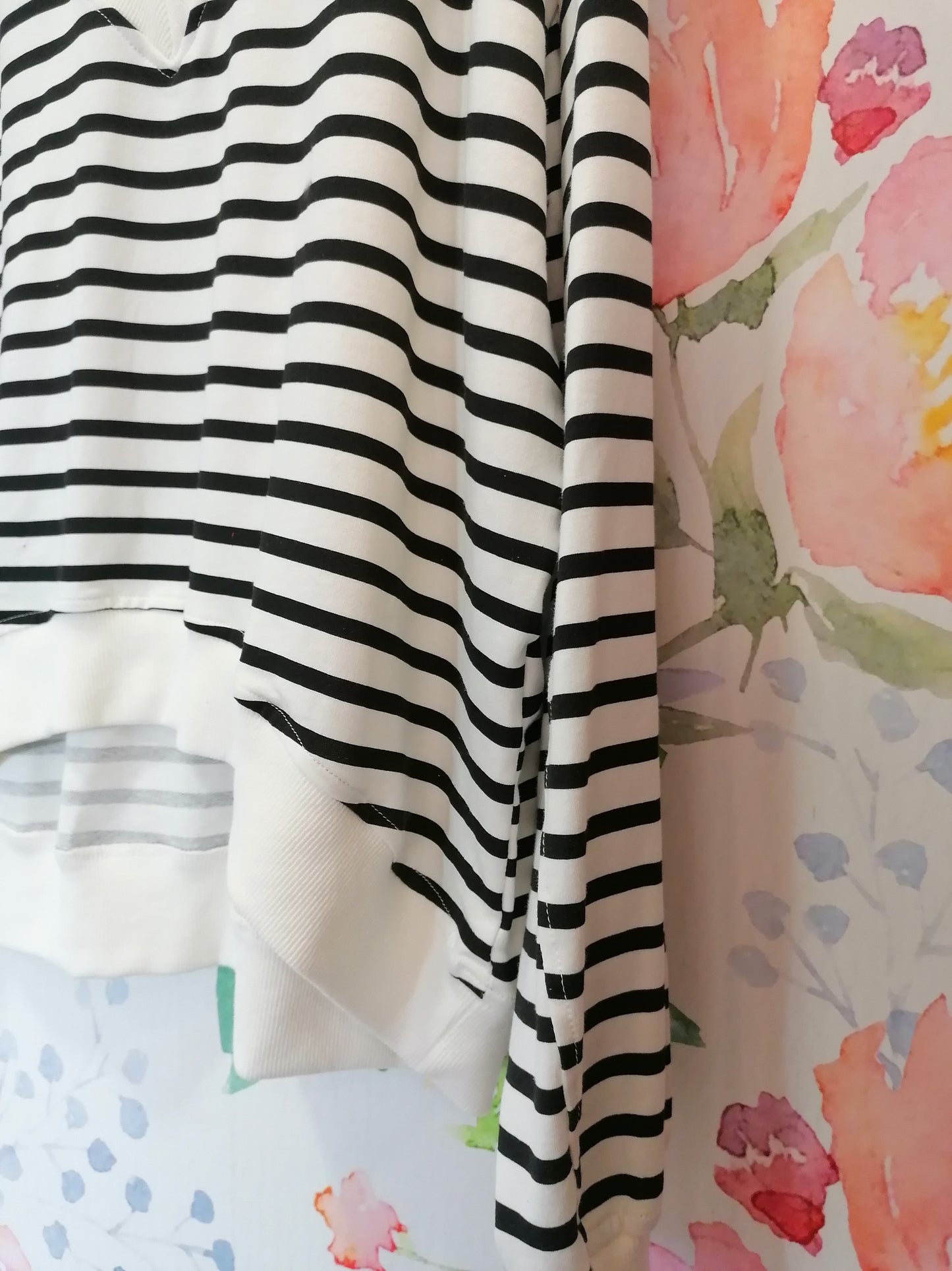 Maglia di cotone a righe  scollo a V nero