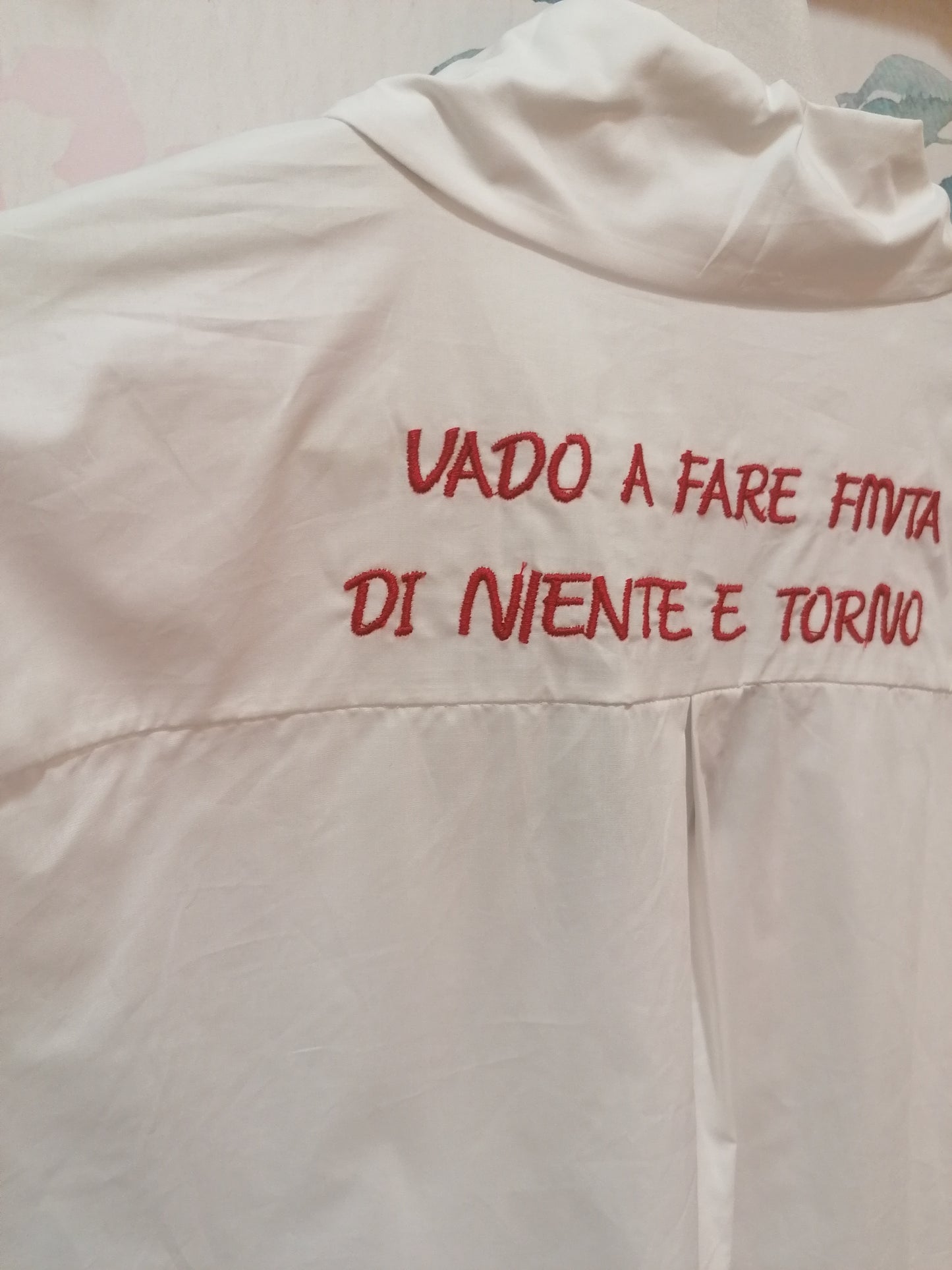 Camicia con scritta ricamata "vado a fare finta di niente e torno"