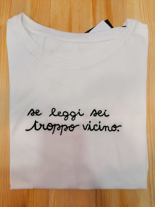 T-shirt "se leggi sei troppo vicino"