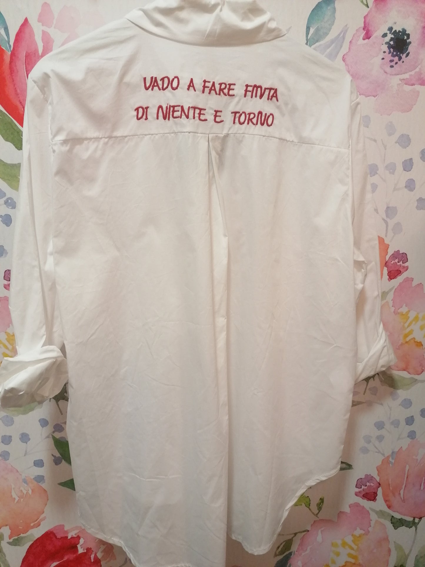 Camicia con scritta ricamata "vado a fare finta di niente e torno"