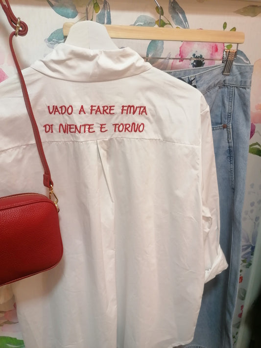 Camicia con scritta ricamata "vado a fare finta di niente e torno"
