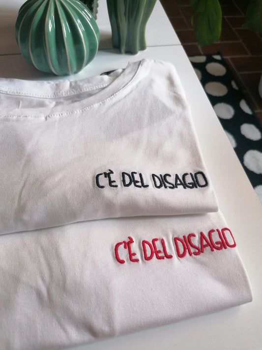 T-shirt ricamata "c'è del disagio"