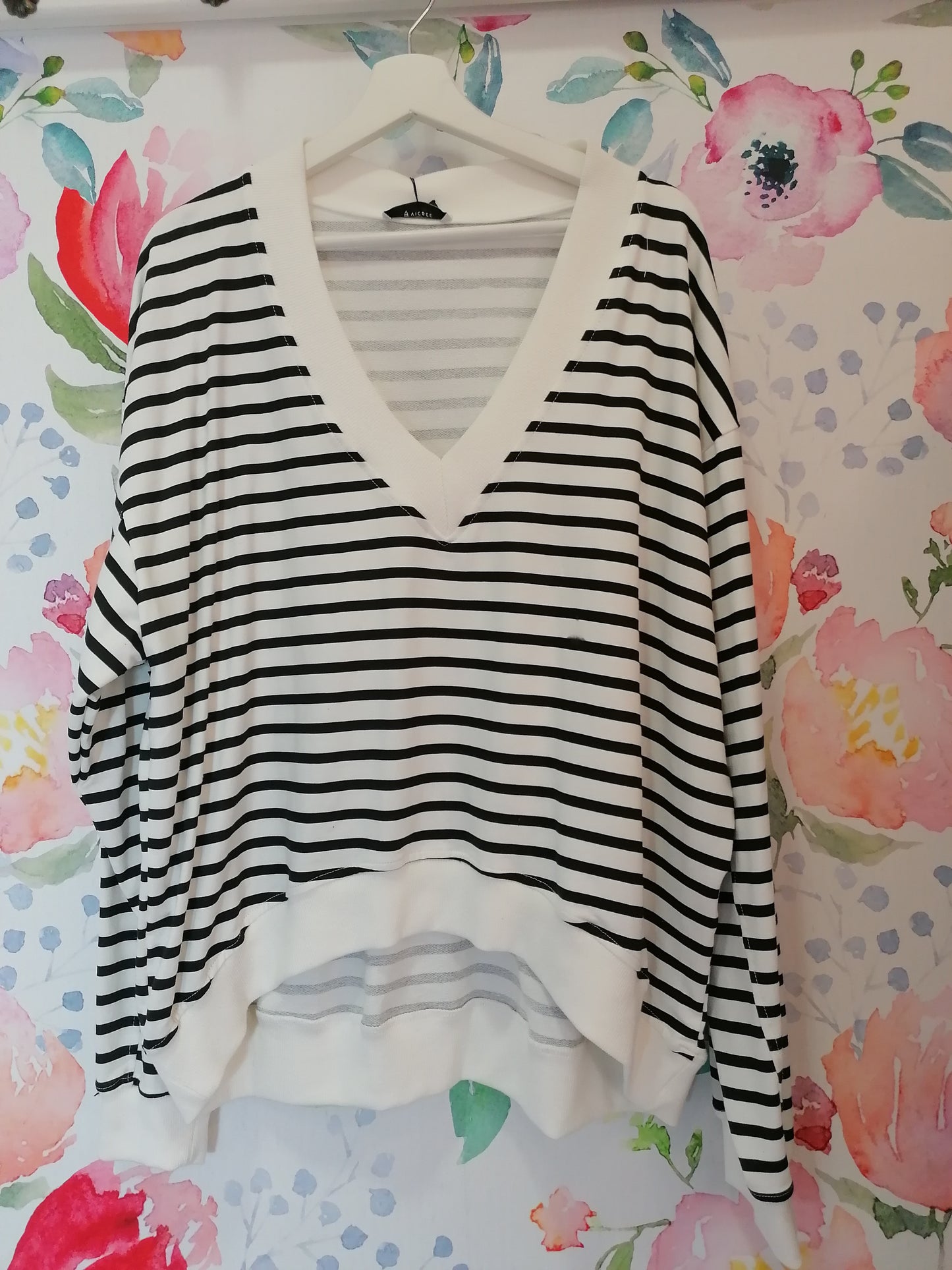 Maglia di cotone a righe  scollo a V nero