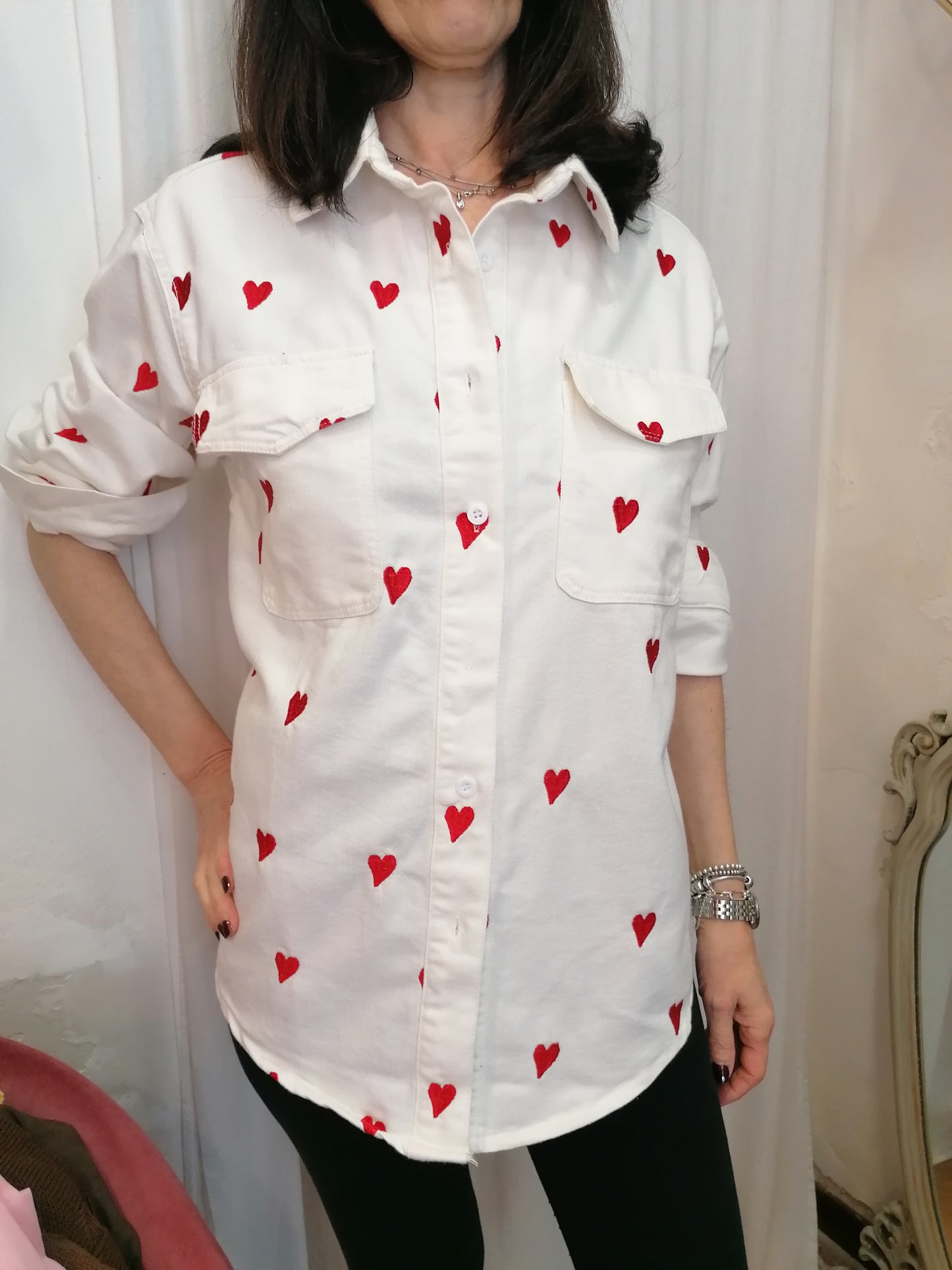 Overshirt camicia strutturata denim con cuori ricamati rosa