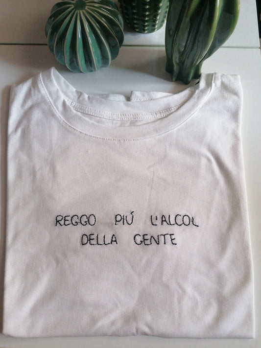 T-shirt ricamata "reggo più l'alcol della gente"