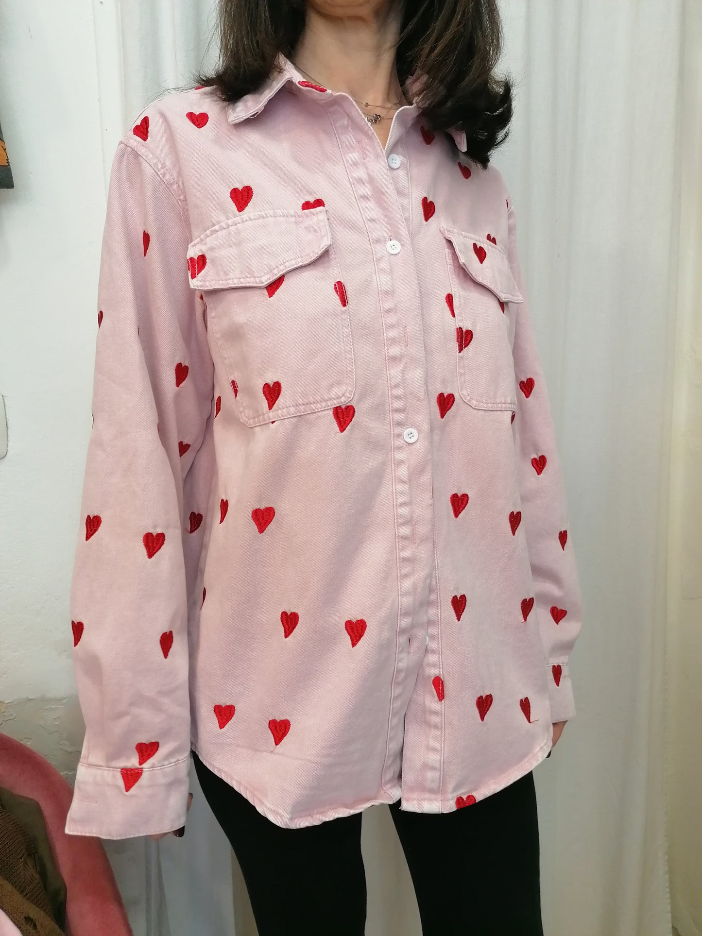 Overshirt camicia strutturata denim con cuori ricamati rosa