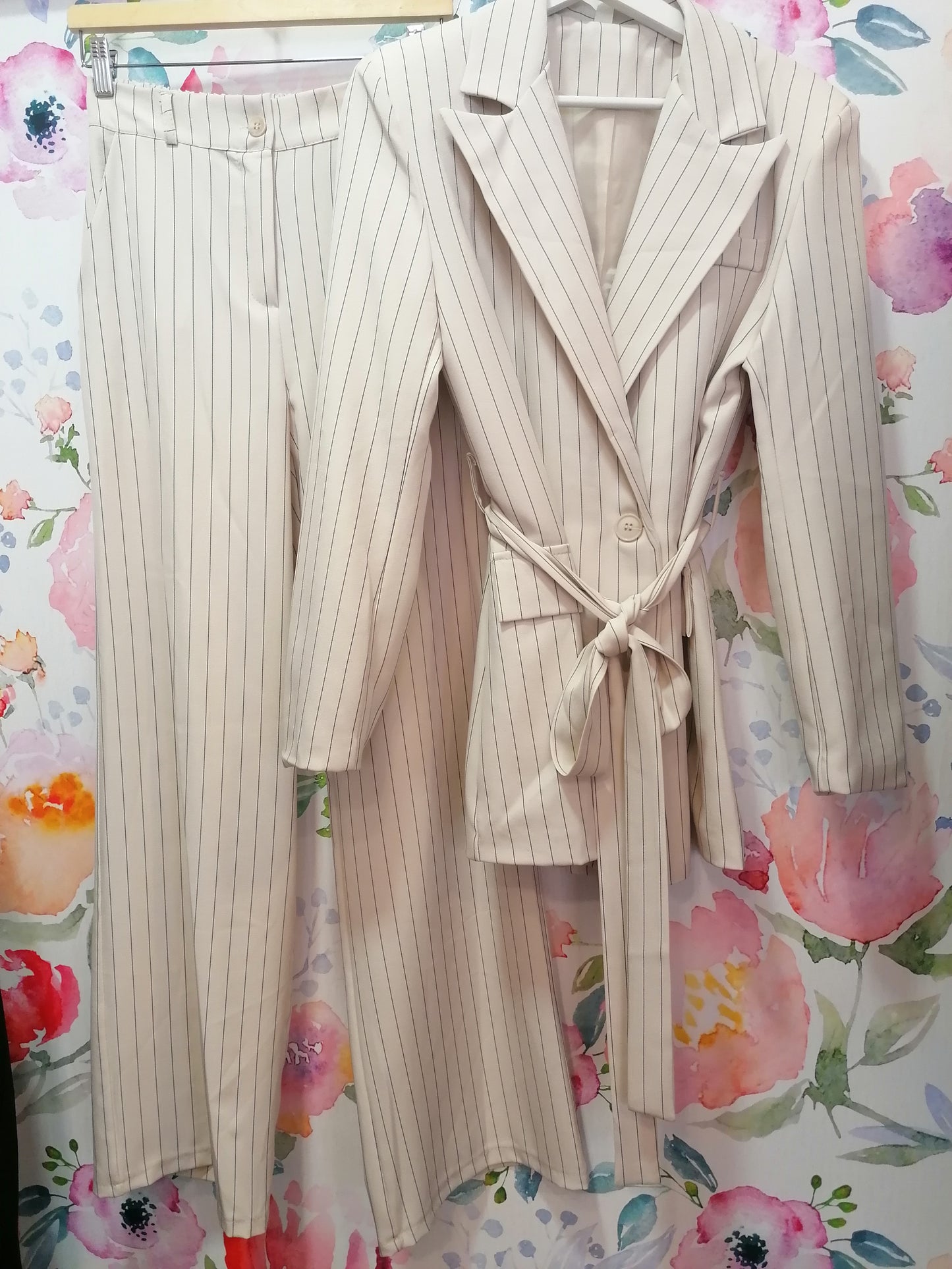 Completo elegante rigato blazer + pantalone palazzo burro