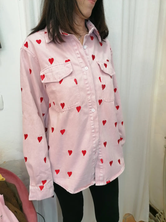 Overshirt camicia strutturata denim con cuori ricamati rosa