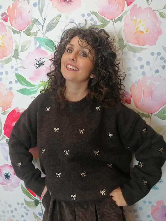 Maglione caffè in viscosa con fiocchi ricamati